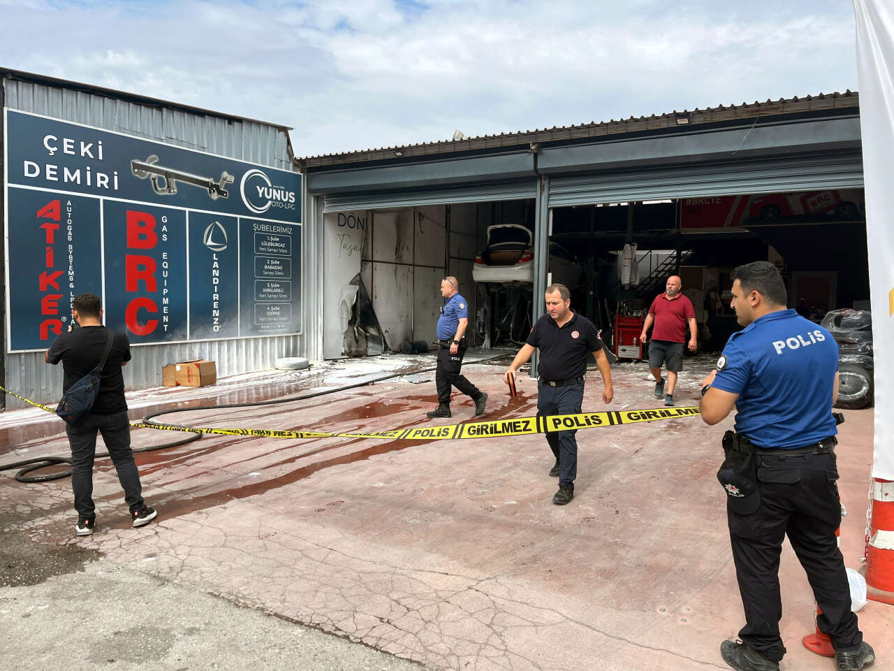 Oto tamircide patlama! İş yeri sahibi ağır yaralı 15